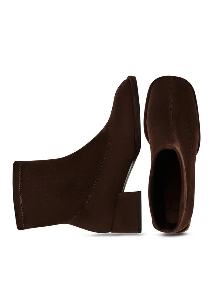 A stylish pair of men's leather ankle boots by Aquila in brown color.