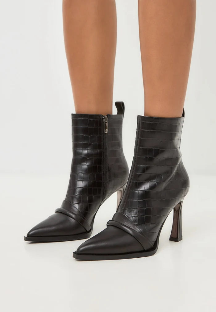 Stylish women's fashion ankle boots, high heel Tiana black boots - perfect for a chic and trendy look.