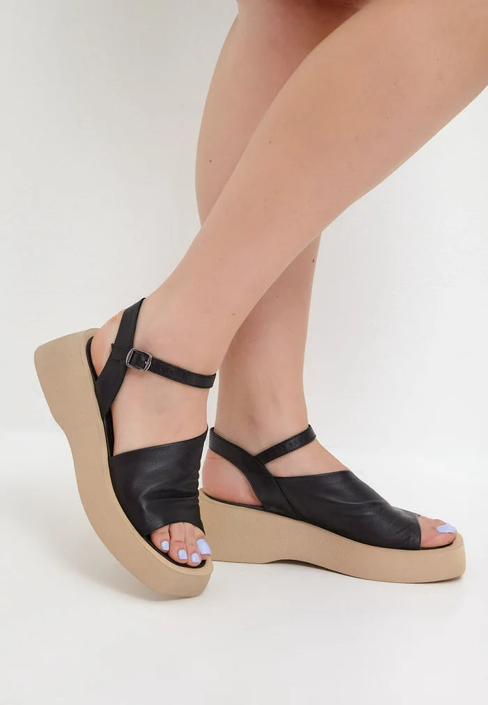 A pair of black women's platform sandals, combining comfort and style for a casual look.