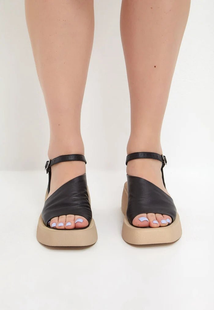 A pair of stylish and comfortable black platform sandals for women, perfect for casual outings.