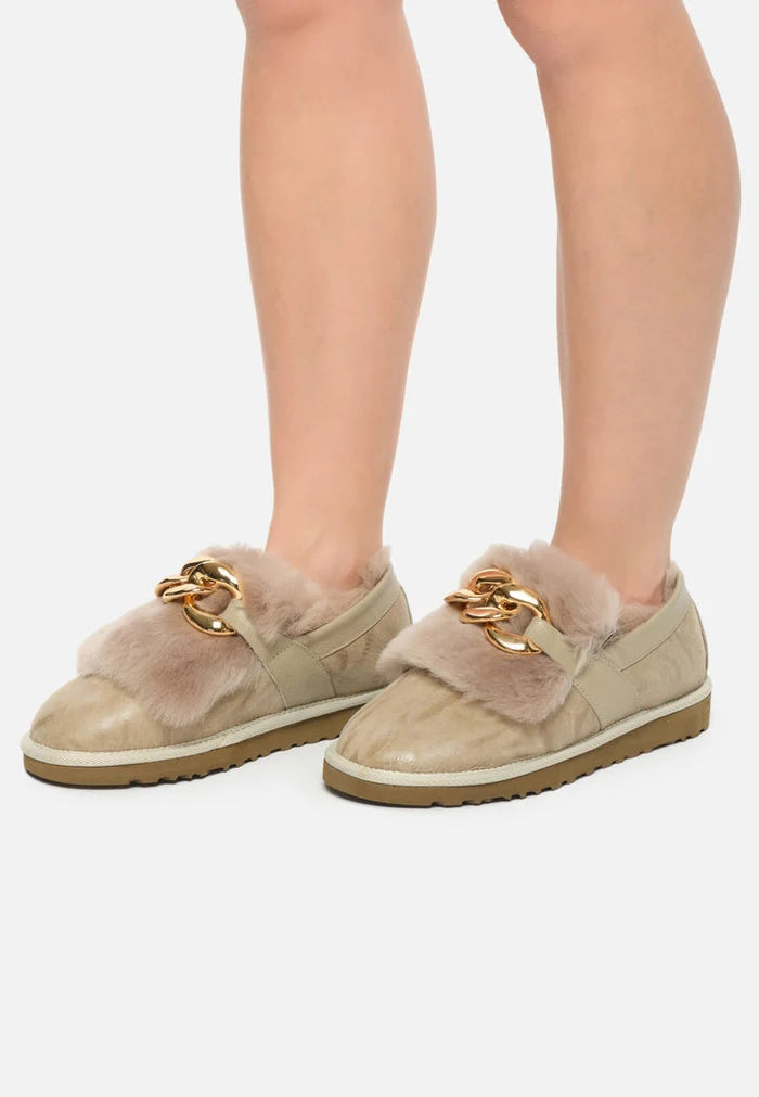 A stylish pair of designer beige loafers for women, featuring a luxurious chain detail and cozy fur lining - the perfect combination of chic and comfort.