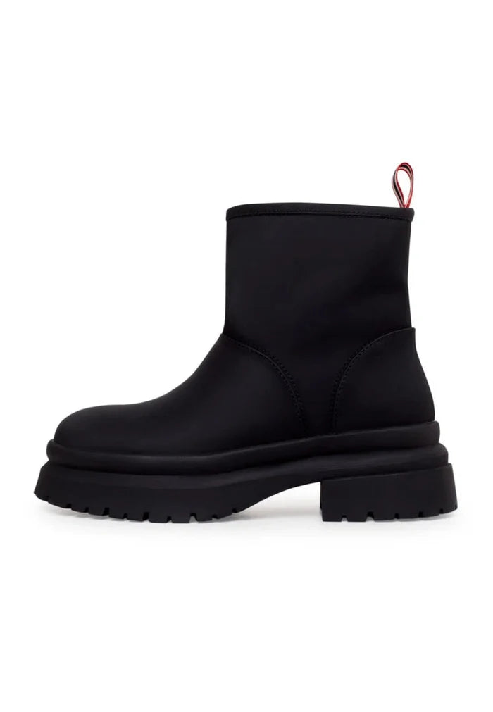 Stay warm and stylish this winter with classic black pull-on winter boots, the perfect choice for your winter footwear collection.