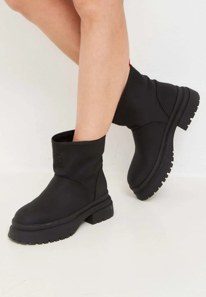 A classic pair of black pull-on winter boots, the perfect winter footwear for the season.