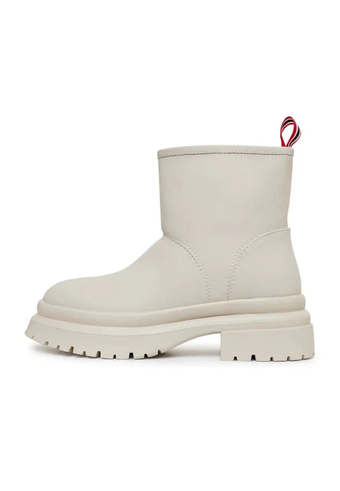 A cozy pair of white pull-on winter boots, the perfect classic addition to your winter fashion wardrobe.