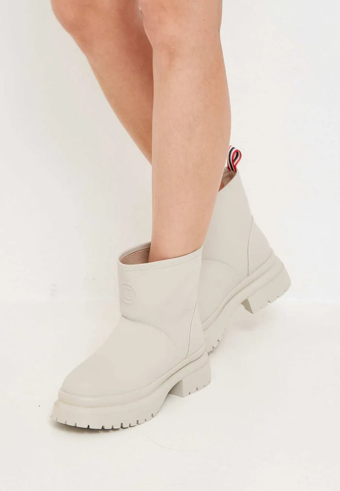 A pair of classic white pull-on winter boots, perfect for winter fashion.