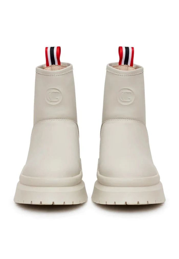 A pair of stylish white pull-on winter boots, a classic choice for winter fashion.