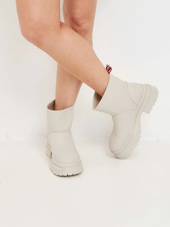 Stay warm and stylish this winter with these classic white pull-on boots, a must-have for your winter fashion wardrobe.