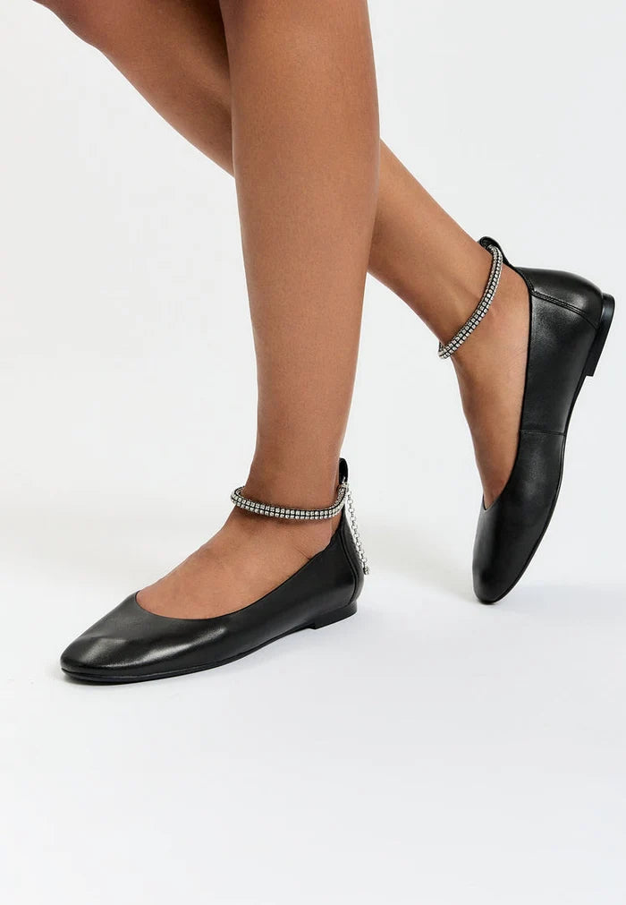 A pair of stylish and comfortable Lola ballerinas with a flat sole, perfect for everyday wear.