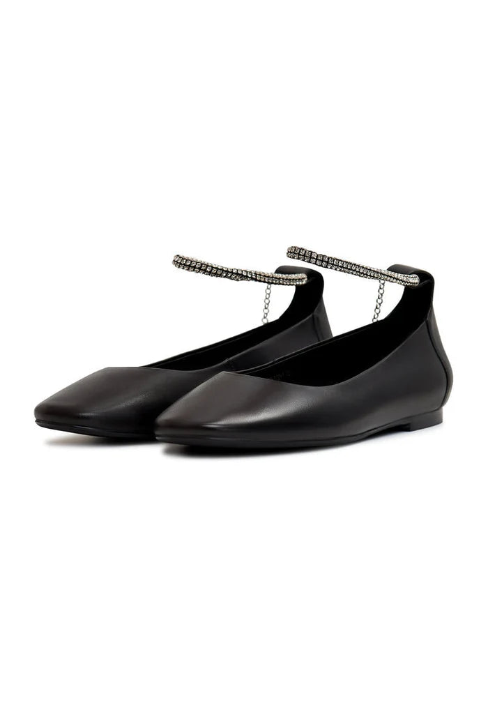 A pair of stylish and comfortable Lola ballerinas with a flat sole - ideal for any occasion.