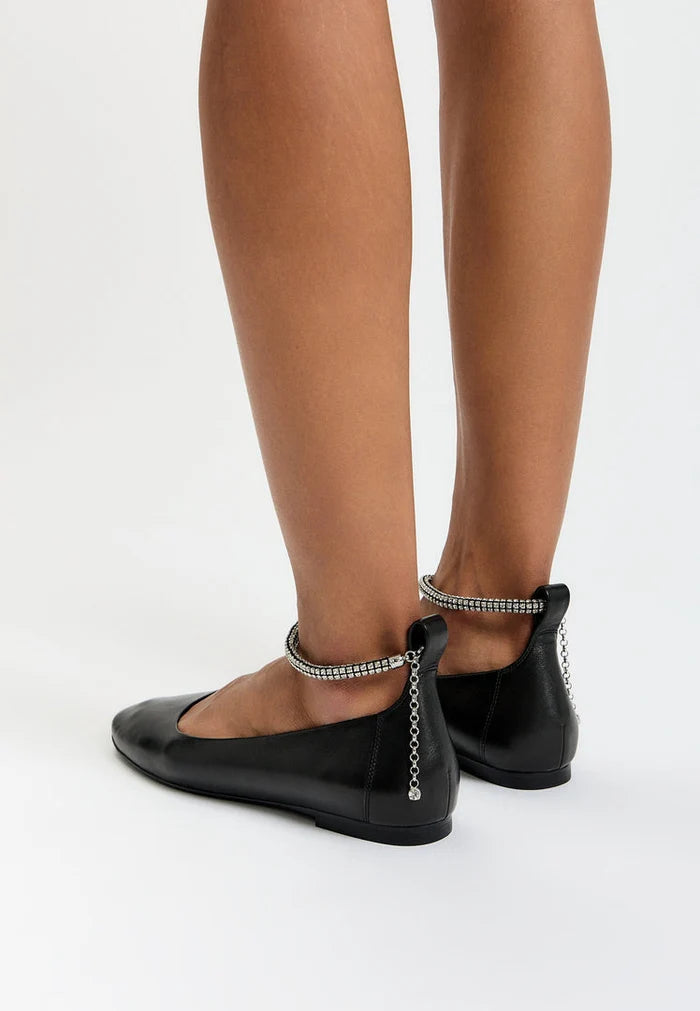 A pair of stylish Lola ballerinas with a flat sole, combining comfort and style for a chic look.