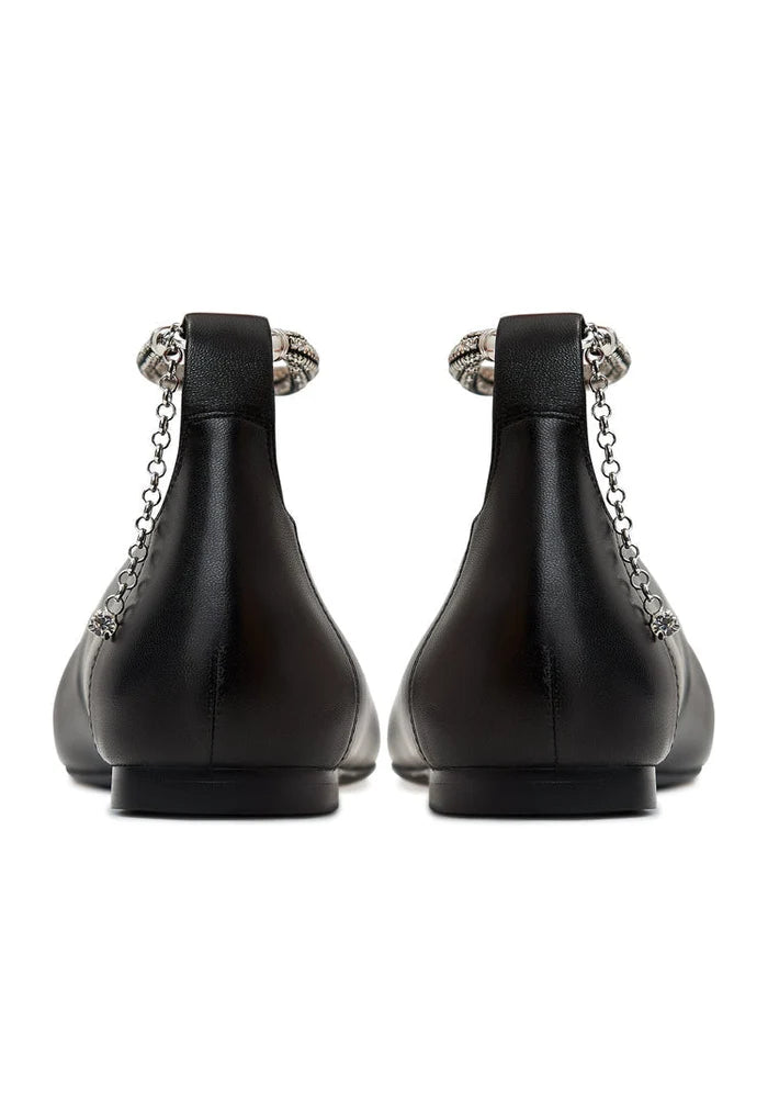Stylish and comfortable Lola ballerinas with flat sole design, perfect for everyday wear.