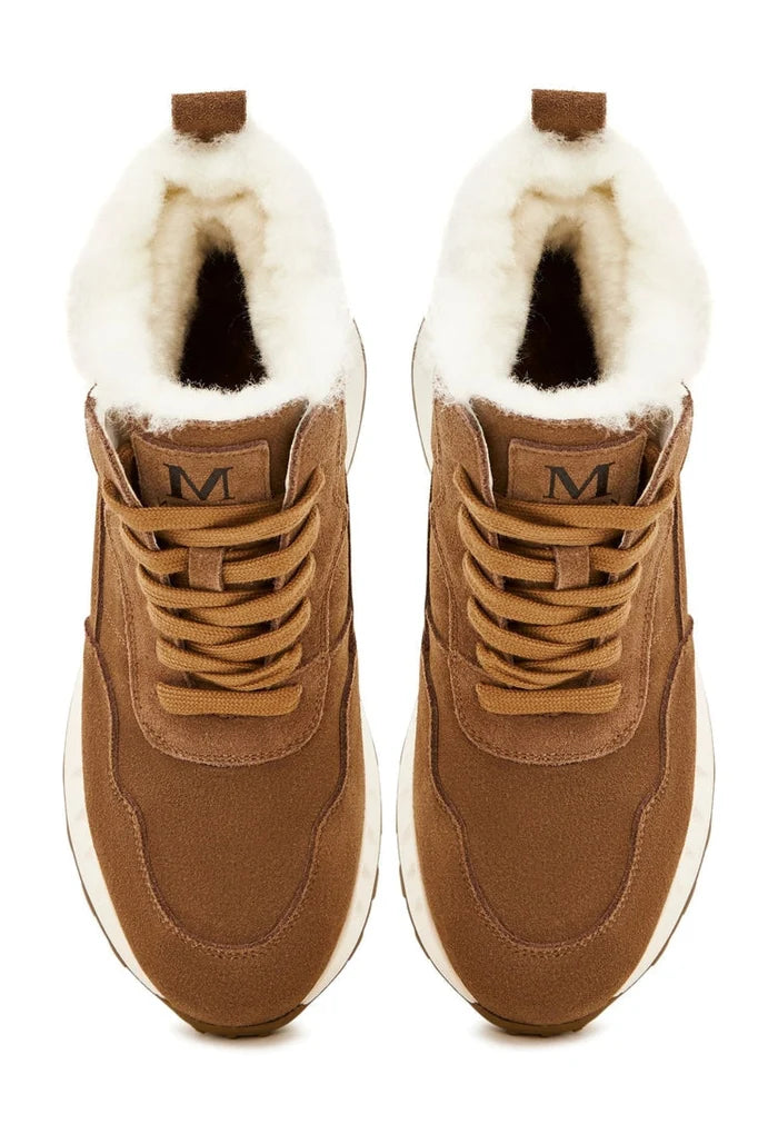 Stay warm and stylish this winter with a pair of brown flat sole boots, the perfect cold weather footwear to elevate your winter fashion ensemble.