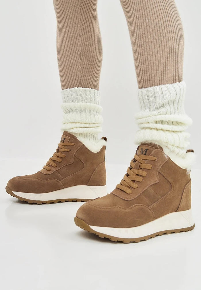 A fashionable pair of brown winter boots with a flat sole, perfect for cold weather and stylish winter fashion footwear.