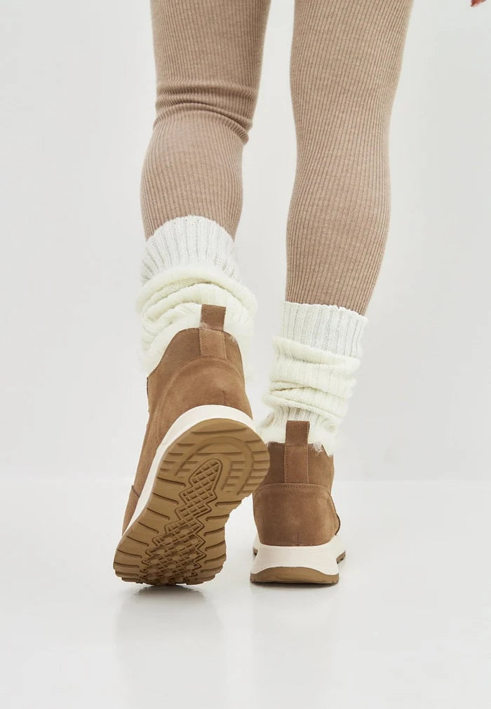 Stay cozy and stylish this winter with these brown flat sole boots - the perfect cold weather footwear for the season's fashion trends.