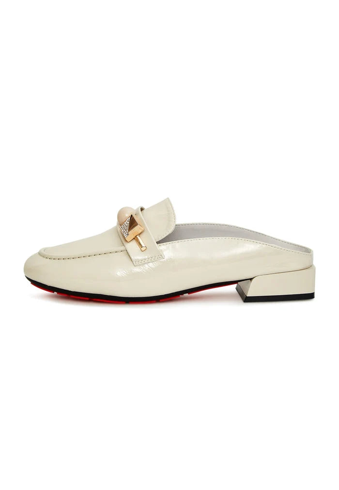 A stylish pair of women's white mules with a glossy charm design, perfect for those seeking elegant and trendy footwear.
