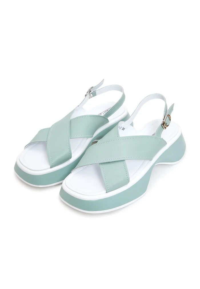 A stylish pair of green leather platform Tuti sandals, perfect for summer outings, in a feminine and chic design for women.