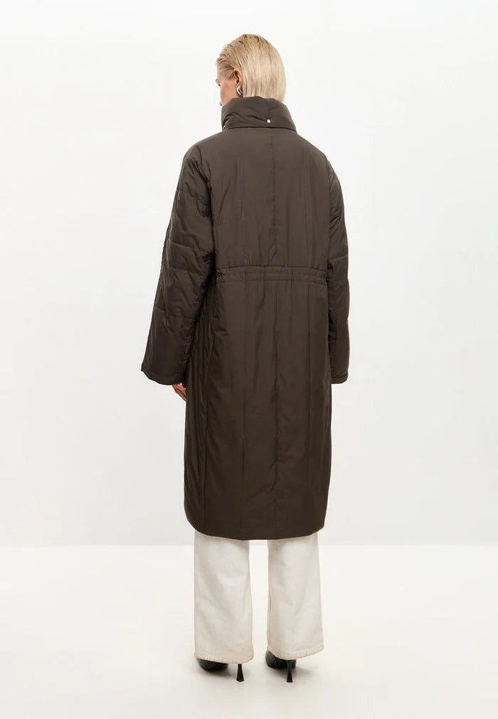 A fashionable long quilted puffer coat in brown, ideal as women's quilted outerwear for the winter season.