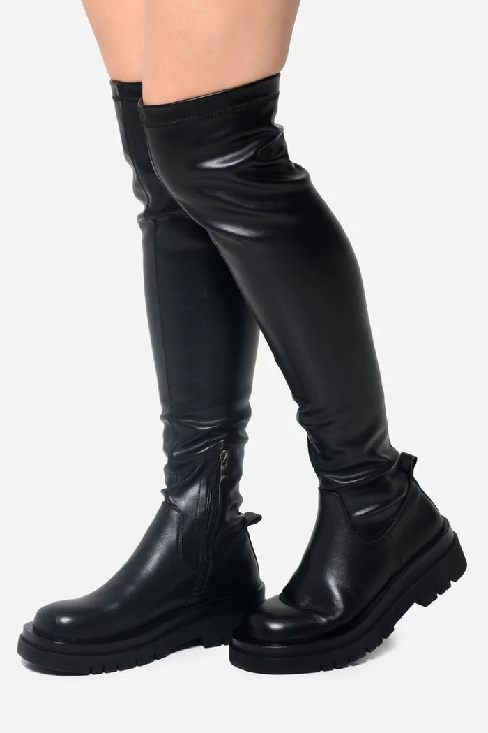 A trendy pair of over-the-knee chunky boots for women, perfect to keep you stylish and warm this fall/winter season.