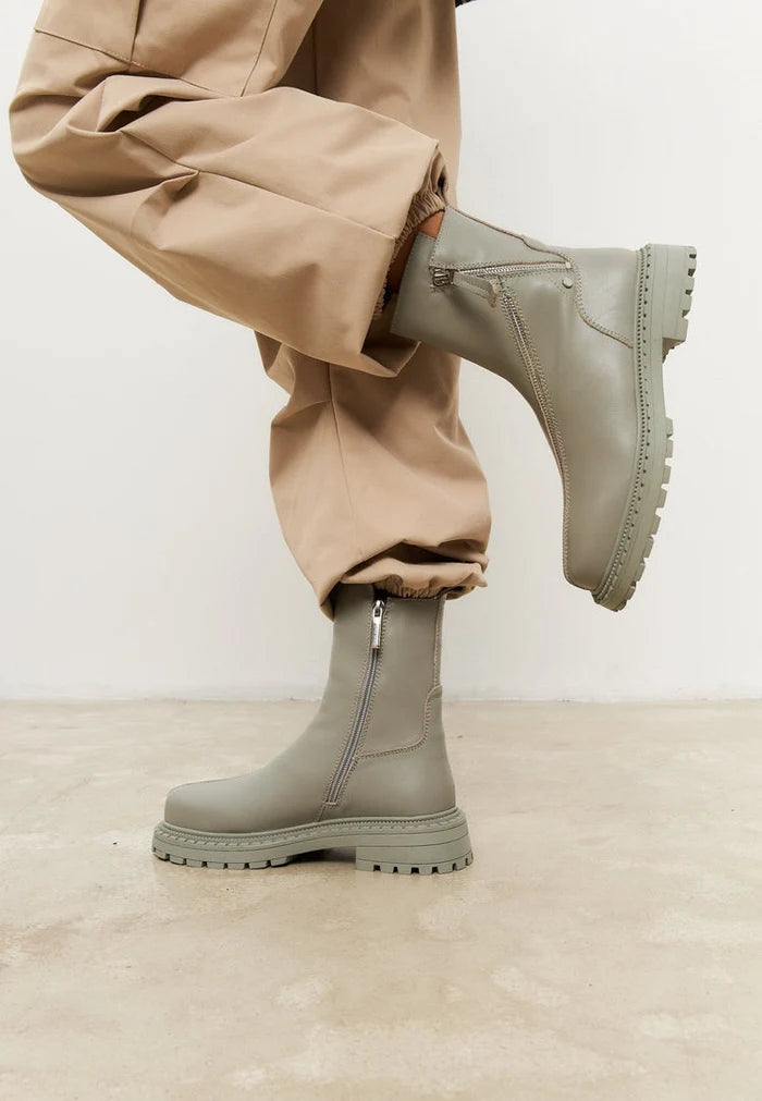 A pair of stylish green leather ankle platform boots for women, perfect for fashion-forward footwear enthusiasts.