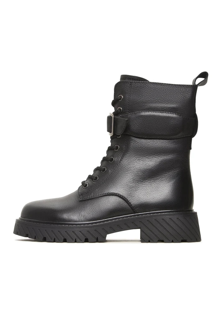 Stay warm and stylish this winter with a pair of rugged lace-up Betty wool insole boots in black - the perfect outdoor footwear choice.