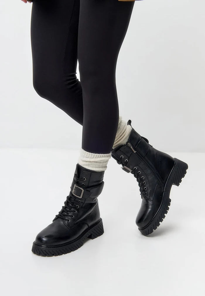A pair of rugged lace-up winter boots with Betty wool insoles, perfect for outdoor activities in black.