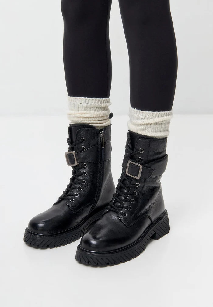 A pair of black lace-up winter boots with a Betty wool insole, perfect for outdoor adventures.