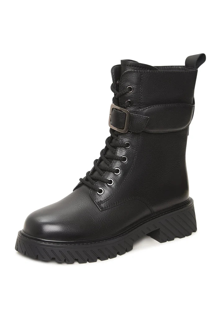 A pair of stylish and durable black lace-up winter boots with a cozy Betty wool insole, perfect for outdoor adventures.