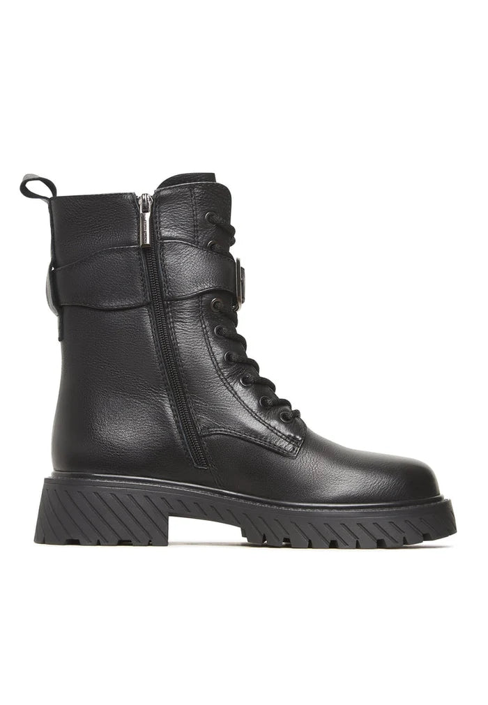 Stay stylish and warm this winter with these black lace-up Betty wool insole boots, perfect for all your outdoor adventures.