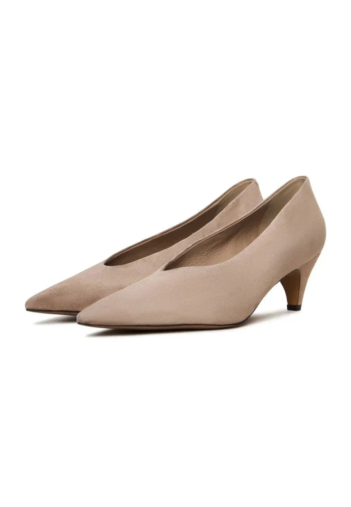 Velvet Curve Pumps - Beige