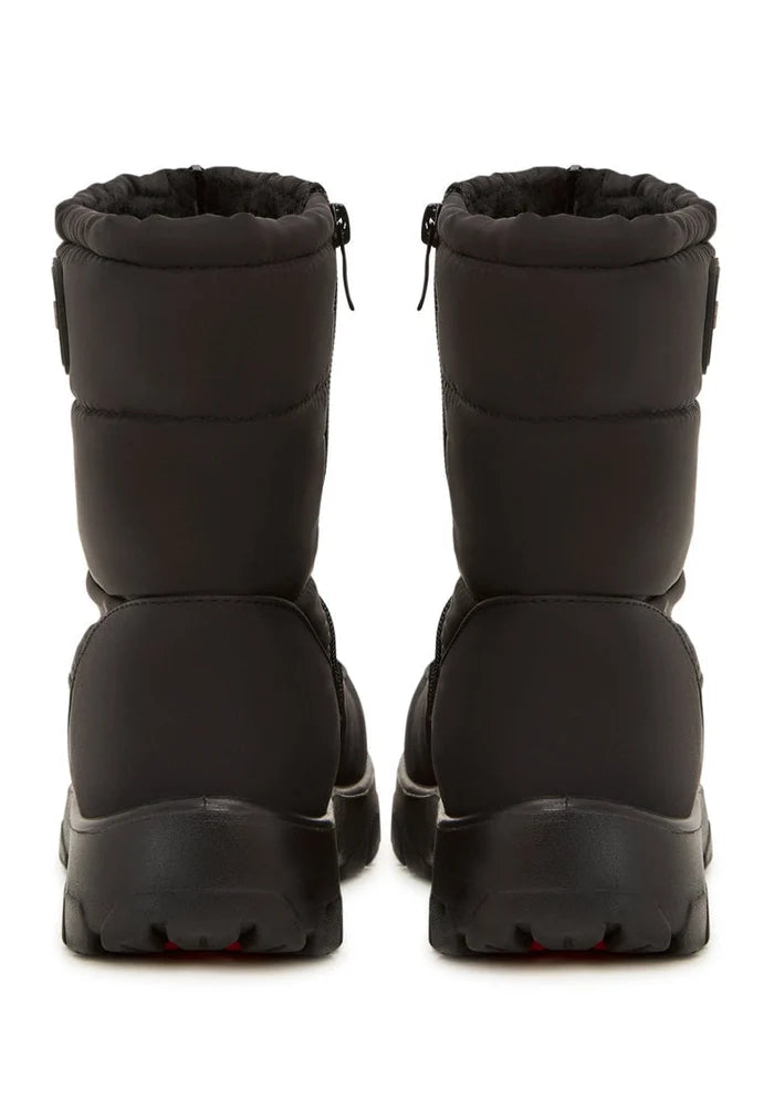 Stay warm and cozy this winter with these waterproof and insulated snow boots featuring a stylish fur lining for ultimate cold weather protection and snow grips for added traction.