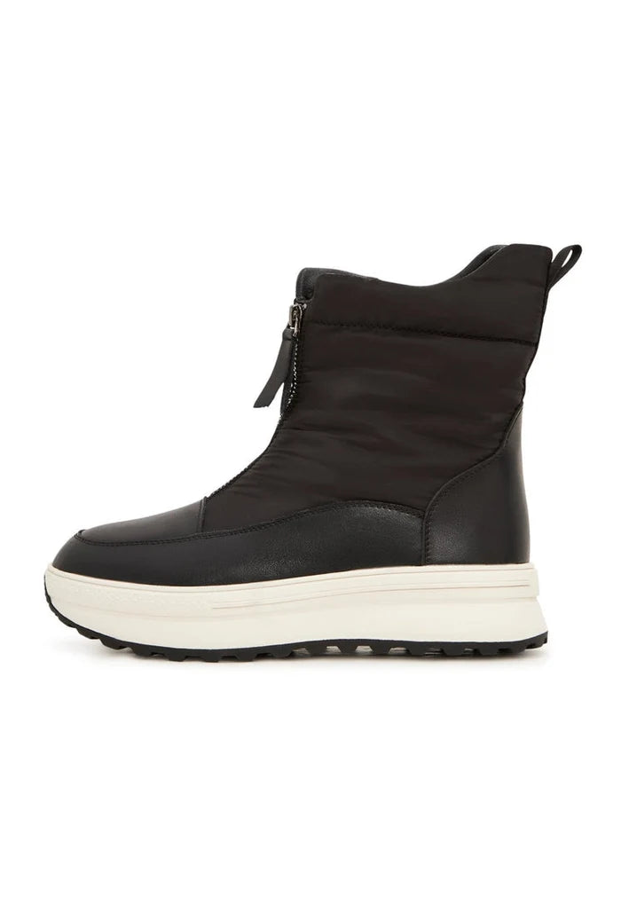 Stay cozy and stylish this winter with black platform boots, the perfect warm and fashionable choice for the colder months.
