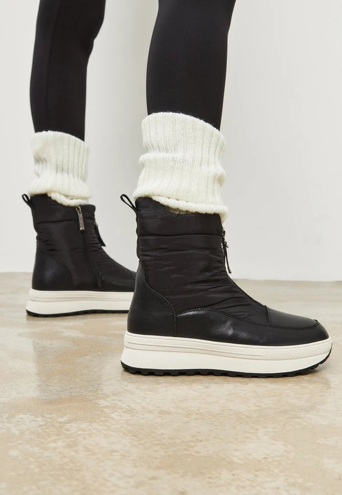 Stay warm and stylish this winter with these black platform boots, the perfect choice for your winter fashion needs.